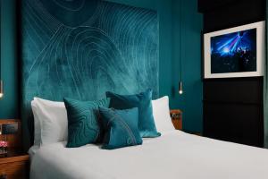 Cama ou camas em um quarto em NYX Hotel Dublin Christchurch