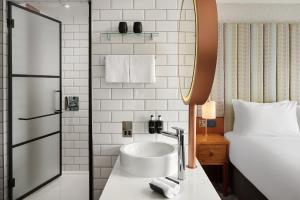 Um banheiro em NYX Hotel Dublin Christchurch
