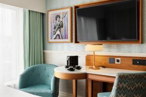 Uma TV ou centro de entretenimento em NYX Hotel Dublin Christchurch