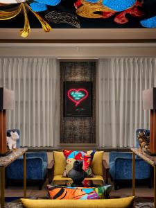 Uma área de estar em NYX Hotel Dublin Christchurch