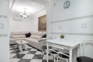 una sala de estar con un sofá y una mesa en Casa Bambury, en Conil de la Frontera