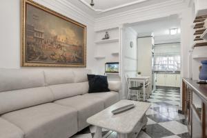 una sala de estar con un sofá y una mesa en Casa Bambury, en Conil de la Frontera