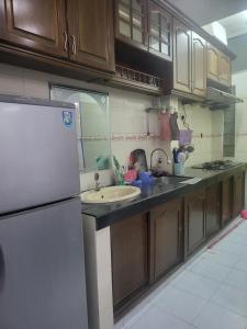 Кухня или мини-кухня в E-Nara Homestay Oakleaf Park Condo
