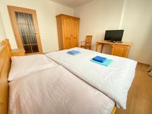 Postel nebo postele na pokoji v ubytování Hotel Zlatý Chlum