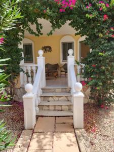 una scala che porta a una casa con fiori rosa di Quiet Relaxing 3 bed 3 bath Villa for 8 Camposol Sect D a Mazarrón