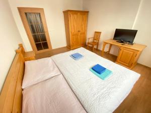 Postel nebo postele na pokoji v ubytování Hotel Zlatý Chlum + 37 fotografií