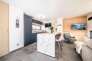 Dapur atau dapur kecil di Chalet Ikigai Chamonix - by EMERALD STAY