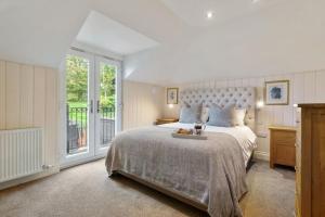- une chambre avec un lit et un plateau de fruits dans l'établissement Coachmans Cottage, East Budleigh, Sleeps 6, à East Budleigh