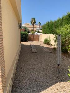 un lato di un edificio con una recinzione accanto di Quiet Relaxing 3 bed 3 bath Villa for 8 Camposol Sect D a Mazarrón Altre 29 foto