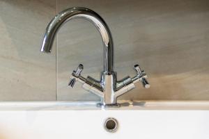 La salle de bains est pourvue d'un lavabo avec un robinet en chrome. dans l'établissement Coachmans Cottage, East Budleigh, Sleeps 6, à East Budleigh 32 autres photos