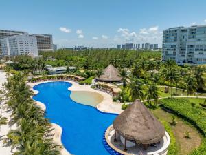eine Luftaufnahme eines Resorts mit Swimmingpool in der Unterkunft Beach Front Apartment with beach access AMARA in Cancún