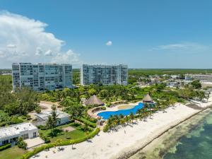 eine Luftaufnahme des Resorts und des Ozeans in der Unterkunft Beach Front Apartment with beach access AMARA in Cancún