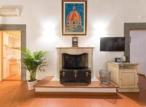 salon z kominkiem i zdjęciem na ścianie w obiekcie Numa Florence Palazzo Haggis we Florencji