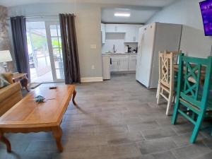 Dapur atau dapur kecil di Manatee Spacious Updated On River 1 Mi to Beach Kit W&D