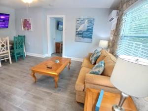Ruang duduk di Manatee Spacious Updated On River 1 Mi to Beach Kit W&D