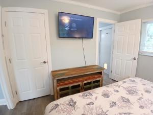 Katil atau katil-katil dalam bilik di Manatee Spacious Updated On River 1 Mi to Beach Kit W&D