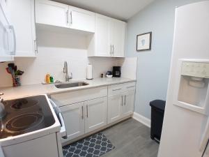 Dapur atau dapur kecil di Manatee Spacious Updated On River 1 Mi to Beach Kit W&D