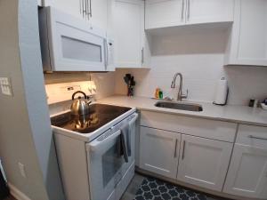 Dapur atau dapur kecil di Manatee Spacious Updated On River 1 Mi to Beach Kit W&D