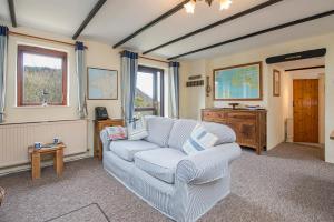 ein Wohnzimmer mit einer Couch und einem Sessel in der Unterkunft Ffesant in Haverfordwest