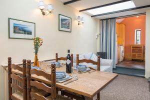 ein Esszimmer mit einem Holztisch und Stühlen in der Unterkunft Ffesant in Haverfordwest