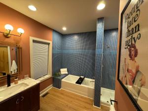 Ένα μπάνιο στο Modern Condo in the Vibrant NuLu District +56 φωτογραφίες