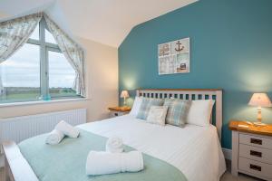 ein Schlafzimmer mit einem Bett mit Handtüchern darauf in der Unterkunft Skylark Cottage in Haverfordwest