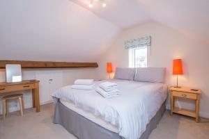 Un dormitorio con una cama con toallas. en Treetops, en Tenby