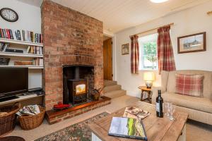 sala de estar con chimenea de ladrillo y sofá en Felin Fach, en Haverfordwest