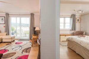 un dormitorio con una cama y un escritorio en James Braid Suite, en Newport
