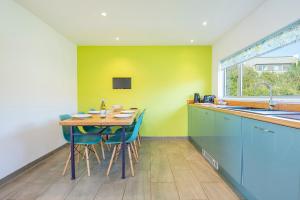 Una cocina con una mesa y sillas y un fregadero. en 6 Wood Village, en Haverfordwest