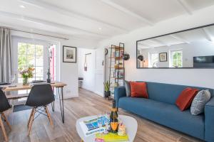 ein Wohnzimmer mit einem blauen Sofa und einem Tisch in der Unterkunft Ty Olwen in Haverfordwest