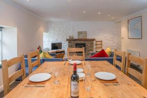 1 Grove Stables في سانت دافيدز: طاولة خشبية عليها زجاجة من النبيذ