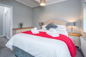 ein Schlafzimmer mit einem großen weißen Bett mit Handtüchern darauf in der Unterkunft Inkerman House in Saundersfoot