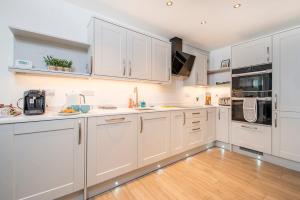 Η κουζίνα ή μικρή κουζίνα στο The Sail Loft +23 φωτογραφίες