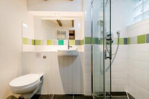 Vannituba majutusasutuses Sloop Inn Cottage +21 fotot