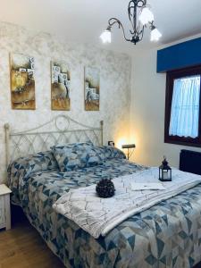 A bed or beds in a room at Casa turística ''Los chaleco'' en Lumbreras con terraza privada.