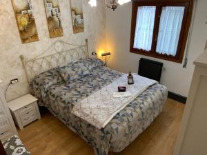 A bed or beds in a room at Casa turística ''Los chaleco'' en Lumbreras con terraza privada.
