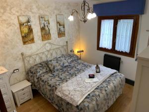 A bed or beds in a room at Casa turística ''Los chaleco'' en Lumbreras con terraza privada.