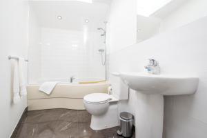 Un baño blanco con inodoro y lavabo. en Old Farm East Orielton, en Pembroke 32 fotos más