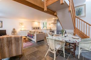 eine Küche und ein Wohnzimmer mit Tisch und Stühlen in der Unterkunft The Smithy in Haverfordwest + 32 Fotos