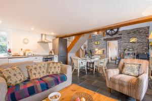 ein Wohnzimmer mit Sofa und Tisch in der Unterkunft The Smithy in Haverfordwest