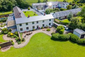 una vista aérea de una gran casa blanca con patio en Old Farm East Orielton, en Pembroke