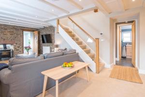 una sala de estar con un sofá y una mesa en Lower Folly, en Haverfordwest