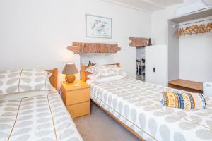 1 Schlafzimmer mit 2 nebeneinander liegenden Betten in der Unterkunft Weavers Cottage in Lampeter-Velfrey