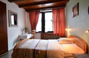 sypialnia z łóżkiem i oknem w obiekcie Hotel Wistub Aux Mines d'Argents w mieście Sainte-Marie-aux-Mines