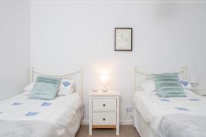 Postel nebo postele na pokoji v ubytování Awel Y Mor