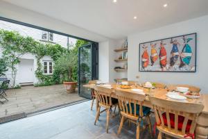 Un gran comedor con mesa y sillas. en Welford House, en Newport