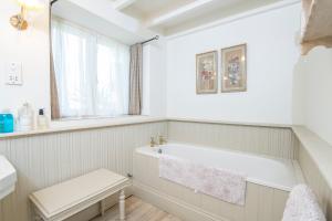 ein Badezimmer mit Badewanne und Fenster in der Unterkunft Honeysuckle Cottage in Solva