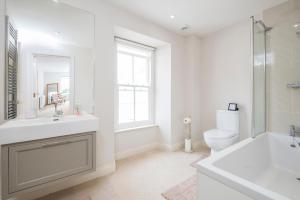 Un baño blanco con lavabo e inodoro. en Welford House, en Newport 28 fotos más