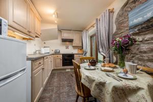 Nhà bếp/bếp nhỏ tại Coachmans Cottage